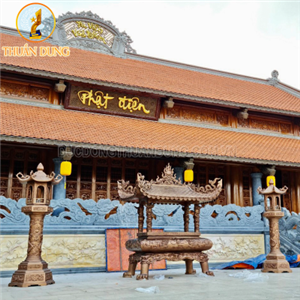 Lư hương mái chùa và đèn cao 3,2m được Đúc Đồng Thuấn Dung đúc và lắp đặt tại Tu Viện Vĩnh Nghiêm Q12 HCM